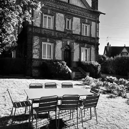 Cosy Villa, Near Villa